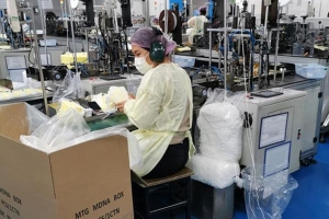 Những công nhân đặc biệt tại nhà máy sản xuất khẩu trang mùa corona