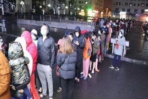 Hà Nội: Hàng trăm cư dân chung cư xếp hàng dưới trời mưa lạnh giữa đêm khuya để mua khẩu trang