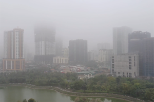 Sương mù dày đặc bao phủ Hà Nội từ sáng sớm