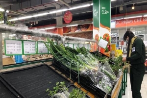 Lạ đời, dân Thủ đô gom rau xanh tích trữ, sáng ra siêu thị đã 'cháy' hàng
