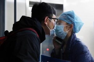 Khoảnh khắc nữ y tá chống dịch virus corona hôn bạn trai qua tấm kính cách ly: 'Chờ em ra ngoài, mình đi đăng kí kết hôn nhé!'