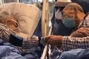 Nhiễm virus corona ở tuổi 80, đôi vợ chồng già lặng lẽ siết chặt tay nhau chờ đợi giây phút cuối đời