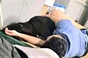 Bác sĩ ôm sinh viên ngủ trong ca trực 'diễn ra trong vô thức'