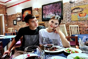 Loạt ảnh lãng mạn của Ngọc Trinh và hot boy U21 Việt Nam