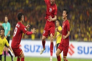 ĐT Việt Nam tranh vé World Cup: 'Busquets Việt Nam' phẫu thuật, thầy Park mất lá chắn thép