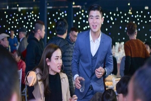 Duy Mạnh mặc suit đơn giản, cười hết nấc ở bữa tiệc thân mật trước ngày cưới Quỳnh Anh