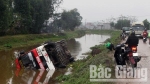 Bắc Giang: Xe đưa đón công nhân bị lật xuống mương