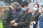 Thanh niên Thủ đô đeo khẩu trang đo thân nhiệt lên đường nhập ngũ