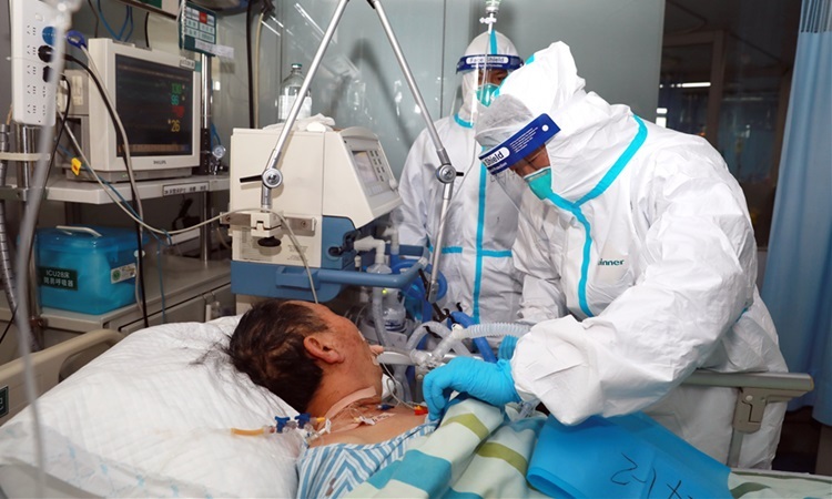 Các bác sĩ điều trị cho bệnh nhân nhiễm nCoV tại bệnh viện ở Vũ Hán hôm 1/2. Ảnh: China Daily.