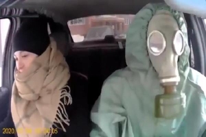 Trang phục miễn nhiễm virus corona 'gây bão' của tài xế taxi Nga