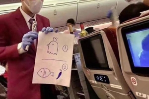 Phục vụ hàng không mùa dịch: Tiếp viên vẽ hình minh họa để giới thiệu món ăn, khách hàng cười lăn vì được chơi nhìn hình đoán chữ