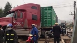 Bắc Giang: Nghi tài xế buồn ngủ, xe container tông nghiêng trụ cầu Cẩm Lý