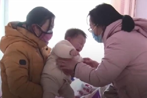 Cuộc chia ly xúc động với con gái 8 tháng tuổi của nữ bác sĩ ở Vũ Hán