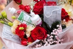 Bó hoa làm từ khẩu trang, nước rửa tay hơn 500.000 đồng mùa Valentine