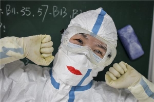Nữ y tá Trung Quốc lạc quan, tô son bên ngoài khẩu trang