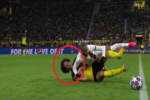 Giật cùi chỏ liên tiếp vào mặt đối thủ, Neymar vẫn thoát khỏi một tấm thẻ đỏ