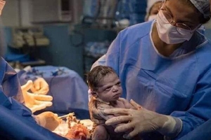Hình ảnh em bé vừa chào đời đã 'lườm xắt xéo' bác sĩ khiến cư dân mạng được một trận cười thả ga