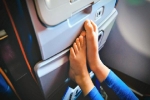 Vì sao không nên cởi giày khi đang ở trên máy bay
