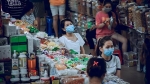 Bên trong các khu chợ sầm uất nhất Đà Nẵng: Nơi 'kín mít' cả khi tư vấn khách, chỗ nói không với khẩu trang