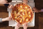 Vì sao bánh pizza hình tròn lại được đựng trong hộp vuông?