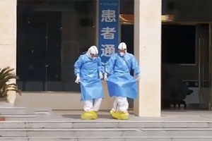 Y bác sĩ Trung Quốc mặc nguyên đồng phục bảo hộ, hài hước múa Hồ thiên nga tiễn bệnh nhân ra viện