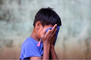 Học sinh Indonesia bị ép ăn phân người