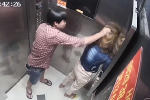 Gã đàn ông đánh liên tiếp người phụ nữ trong thang máy nói gì?