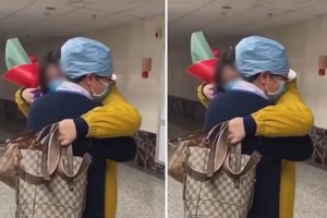 Bệnh nhân được chữa khỏi virus corona ra viện, ôm y tá bật khóc