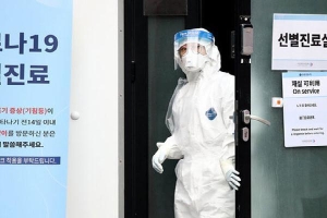 Cô gái Hàn Quốc nhiễm virus corona nhổ nước bọt vào nhân viên y tế khi được đưa đến bệnh viện