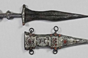 Cận cảnh dao găm bạc 2.000 năm tuổi của lính La Mã