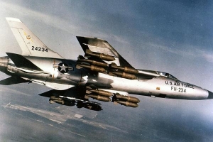 [Info] 'Thần sấm' F-105 Mỹ may mắn sống sót sau khi bị MiG-21 Việt Nam bắn nát đuôi