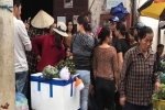 Người dân vây giữ một phụ nữ nghi vào chợ thôi miên lấy cả chục triệu đồng của tiểu thương