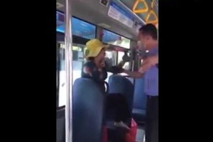 Nữ hành khách ăn uống nhổ ra xe buýt, chửi mắng thậm tệ, rút guốc dọa đánh tài xế
