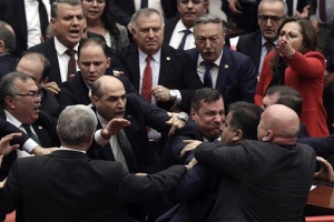 Tranh cãi vì khủng hoảng Syria, các nghị sĩ Thổ Nhĩ Kỳ hỗn chiến giữa quốc hội