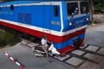 Video: Nam thanh niên bẻ lái ngoạn mục, thoát chết ngay trước đầu tàu hỏa