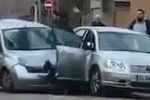 Cảnh tượng đáng sợ: Gã tài xế hung hăng lái xe tông thẳng vào một chiếc xe khác