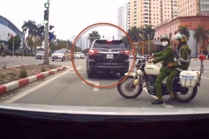 Tài xế nghi công an ở Hà Nội dùng ôtô 'chim mồi' cản đường, tung clip gây xôn xao