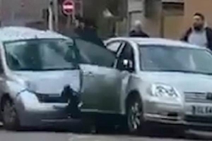 Cảnh tượng đáng sợ: Gã tài xế hung hăng lái xe tông thẳng vào một chiếc xe khác