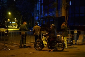 Phong tỏa 2 đầu phố Trúc Bạch: Người đòi ra ngoài không được bức xúc tìm cách trốn