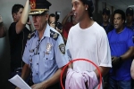 Ronaldinho bất ngờ bị giam trong đồn cảnh sát, phải lấy chăn che đi còng tay
