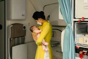 Câu chuyện xúc động phía sau hình ảnh nữ tiếp viên hàng không dỗ dành cháu bé trên chuyến bay từ Pháp về Việt Nam 'tránh dịch'