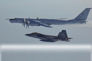 Tiêm kích F-22 hộ tống 'sát thủ' săn ngầm Nga bay ngay trên đầu lính Mỹ: Đối đầu nghẹt thở