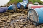 Nhiều thùng phuy chứa chất lạ đổ sông Hồng: Trích xuất camera