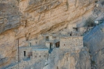 Ngôi làng 500 tuổi cheo leo vách núi