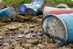Hà Nội: Đã xác định được thủ phạm để 12 thùng phuy nghi có chất độc hại đổ xuống sông Hồng