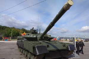 Cận cảnh 'xe tăng bay' T-80BVM của Nga phô diễn sức mạnh hủy diệt