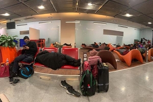 Nhóm người Việt mắc kẹt ở sân bay Paris kêu cứu