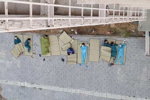 Hình ảnh giấc ngủ 'màn trời chiếu đất' của những người làm công tác phòng dịch khiến nhiều người xót xa