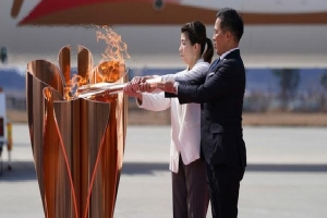 Đuốc Olympic 2020 lặng lẽ đến Nhật Bản giữa những hoài nghi và lo ngại vì dịch Covid-19