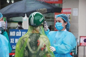 Nhân viên Bệnh viện Bạch Mai trực tại cổng kiểm tra thân nhiệt tất cả người vào viện